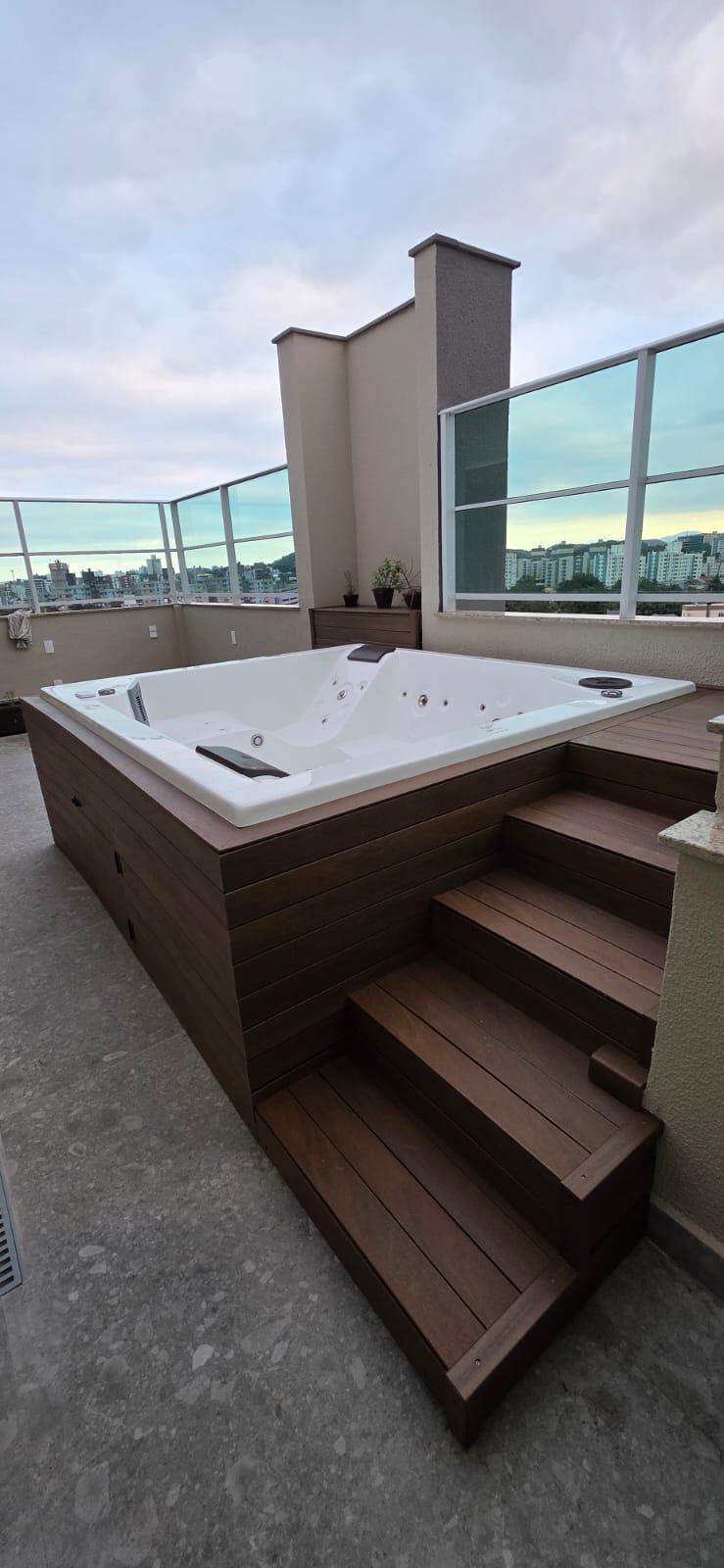 Spa em deck de cobertura com vista da cidade