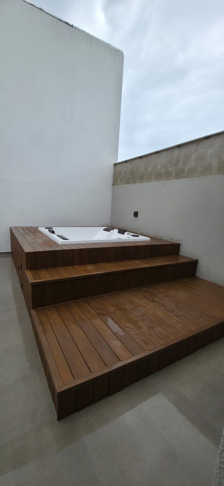 Spa embutido em deck com escadas amplas