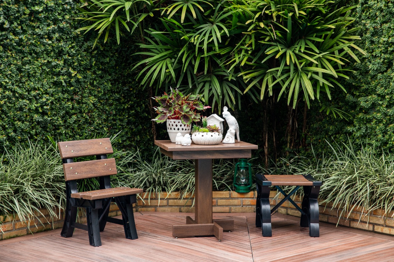 Conjunto de cadeira, mesa e banco em madeira plástica em jardim