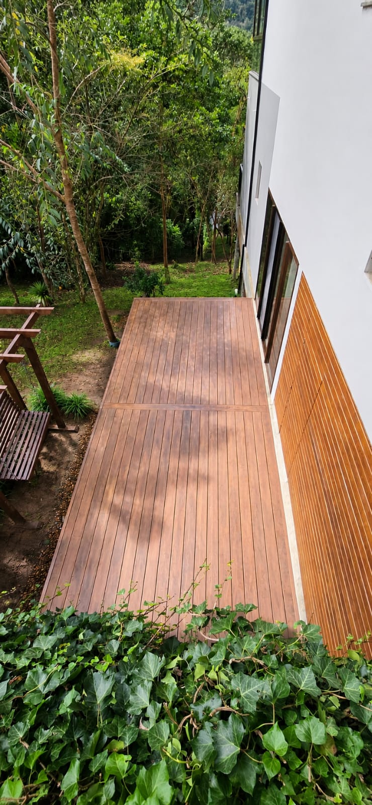 Deck lateral com vista para o jardim