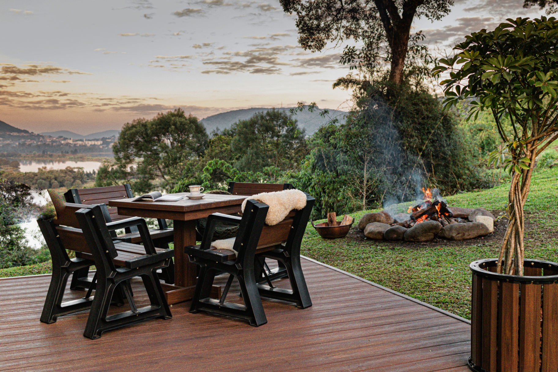 Conjunto de mesa e cadeiras em madeira plástica em deck com vista panorâmica