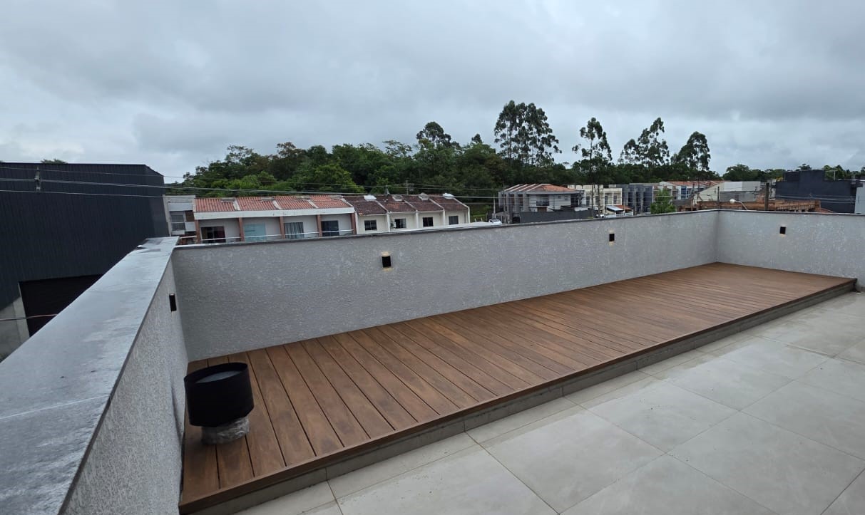 Deck em madeira plástica em terraço amplo com vista para o bairro