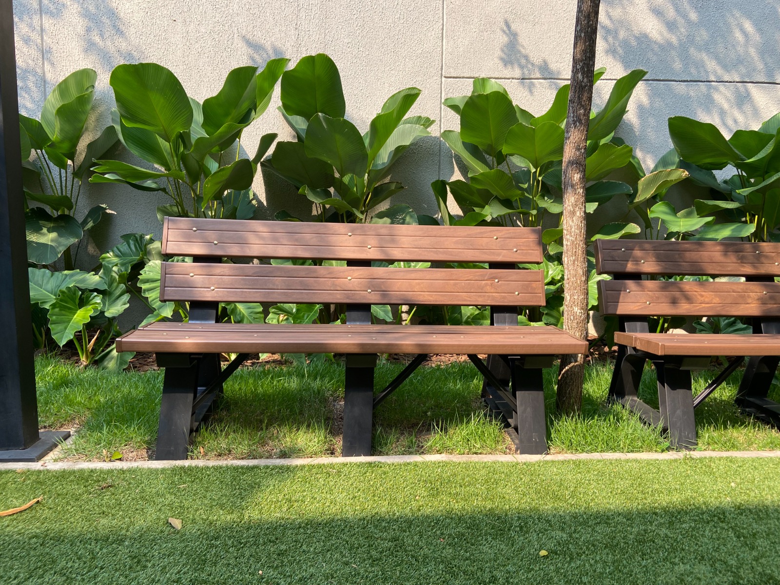 Bancos em madeira plástica em jardim