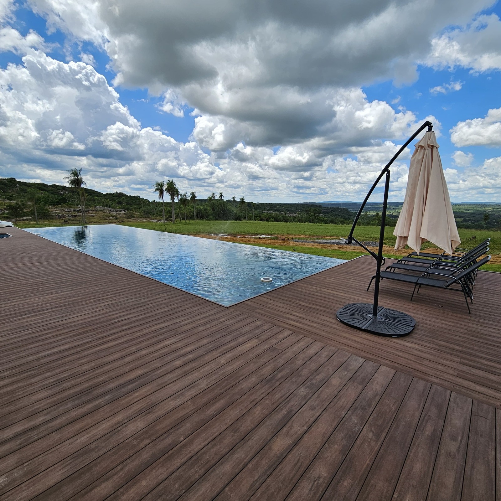 Deck com piscina de borda infinita