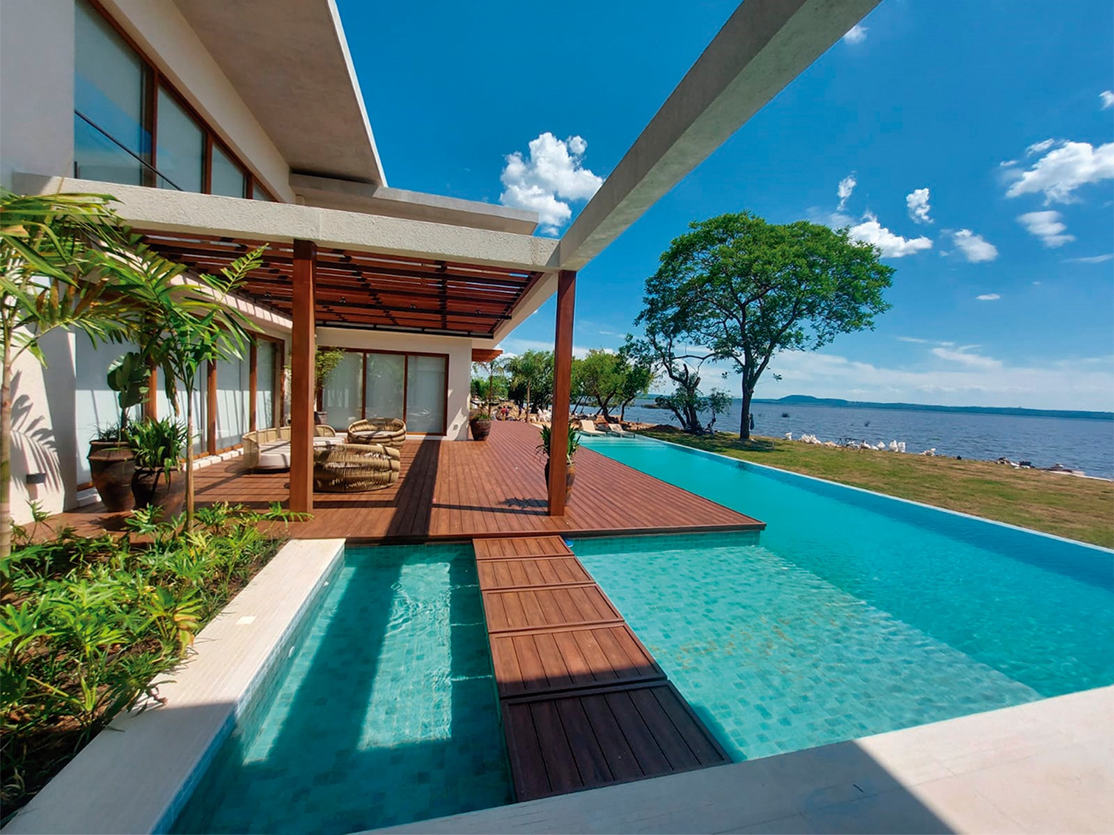 Deck à beira do lago