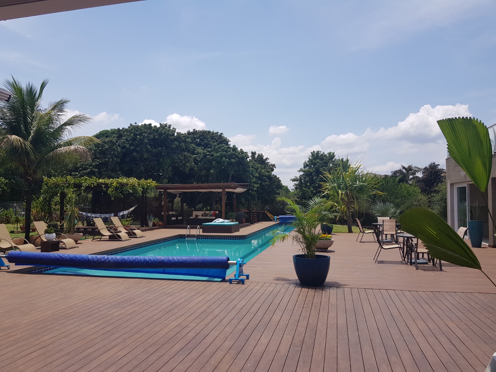 Deck amplo de piscina