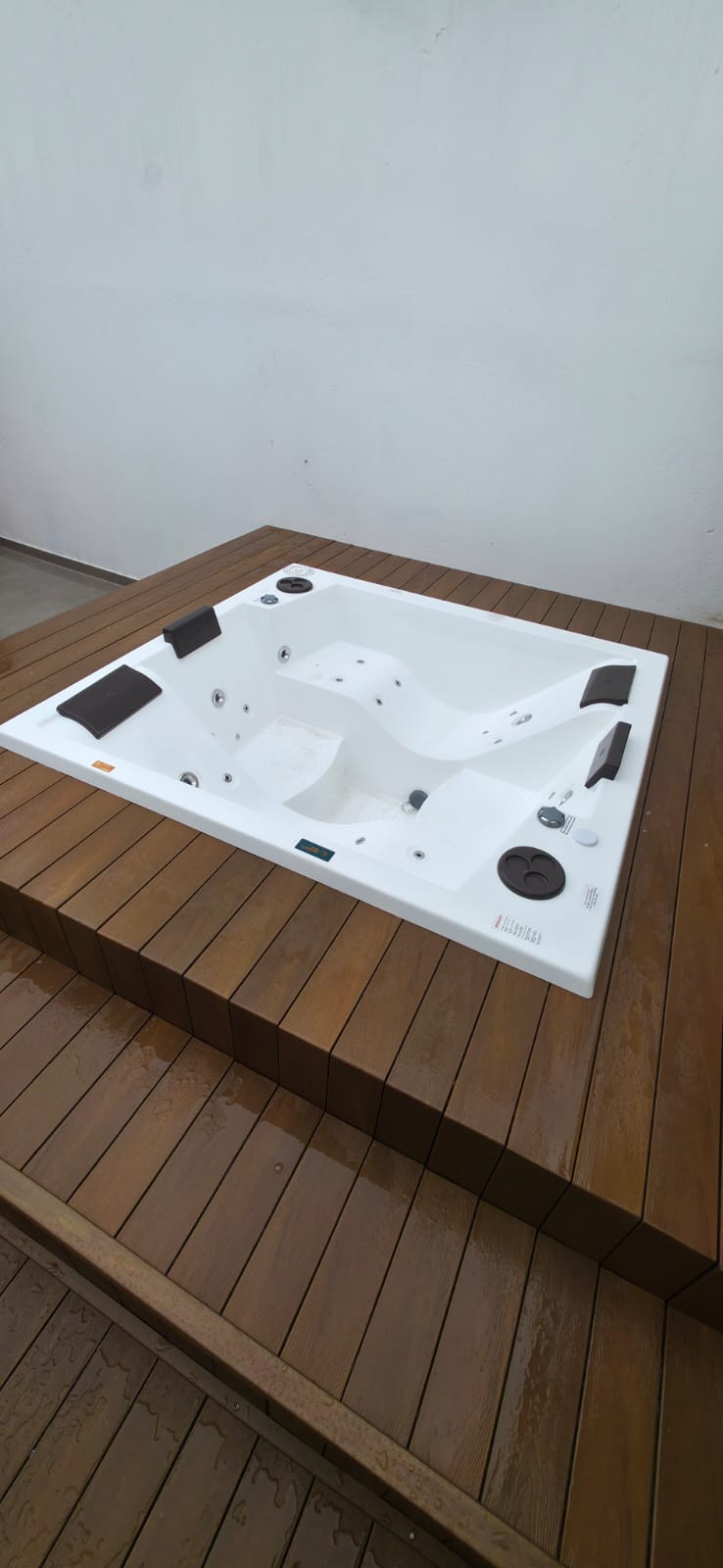 Spa sobre deck residencial