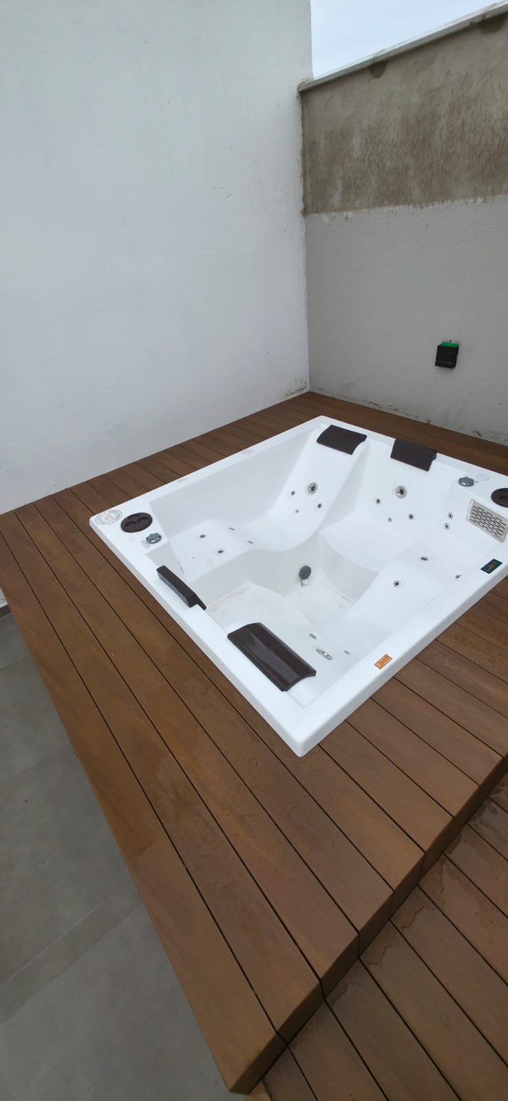 Deck e spa em área externa residencial