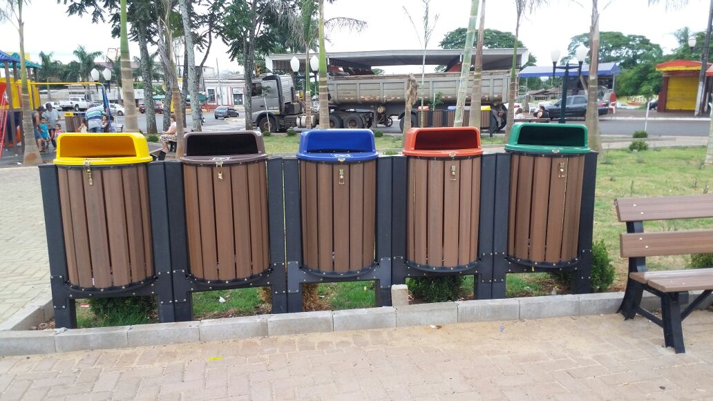 Lixeiras de coleta seletiva em madeira plástica em praça pública