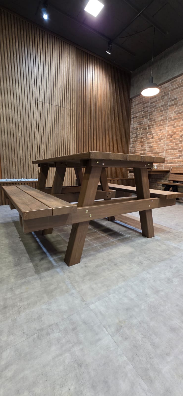 Mesa de piquenique em madeira plástica em showroom