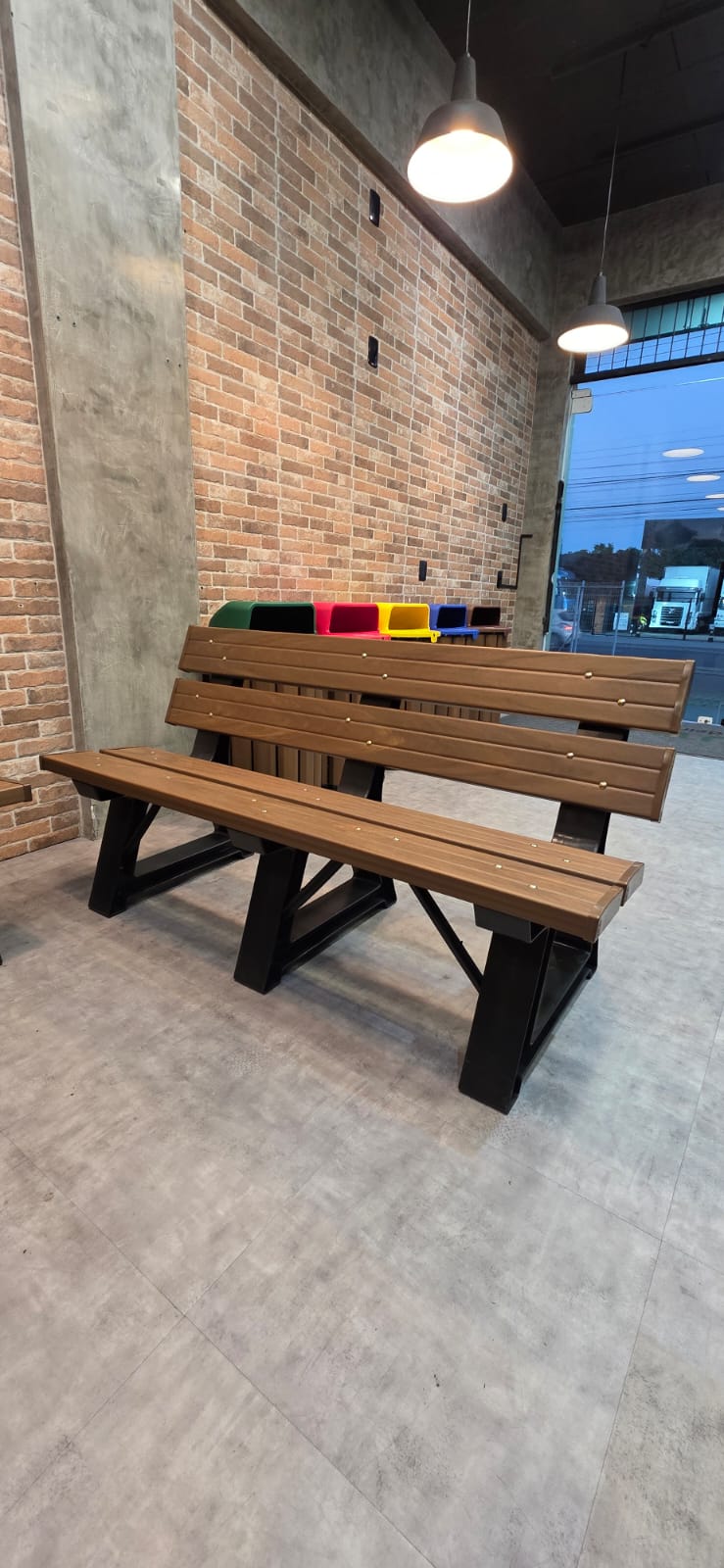 Banco em madeira plástica com encosto em showroom