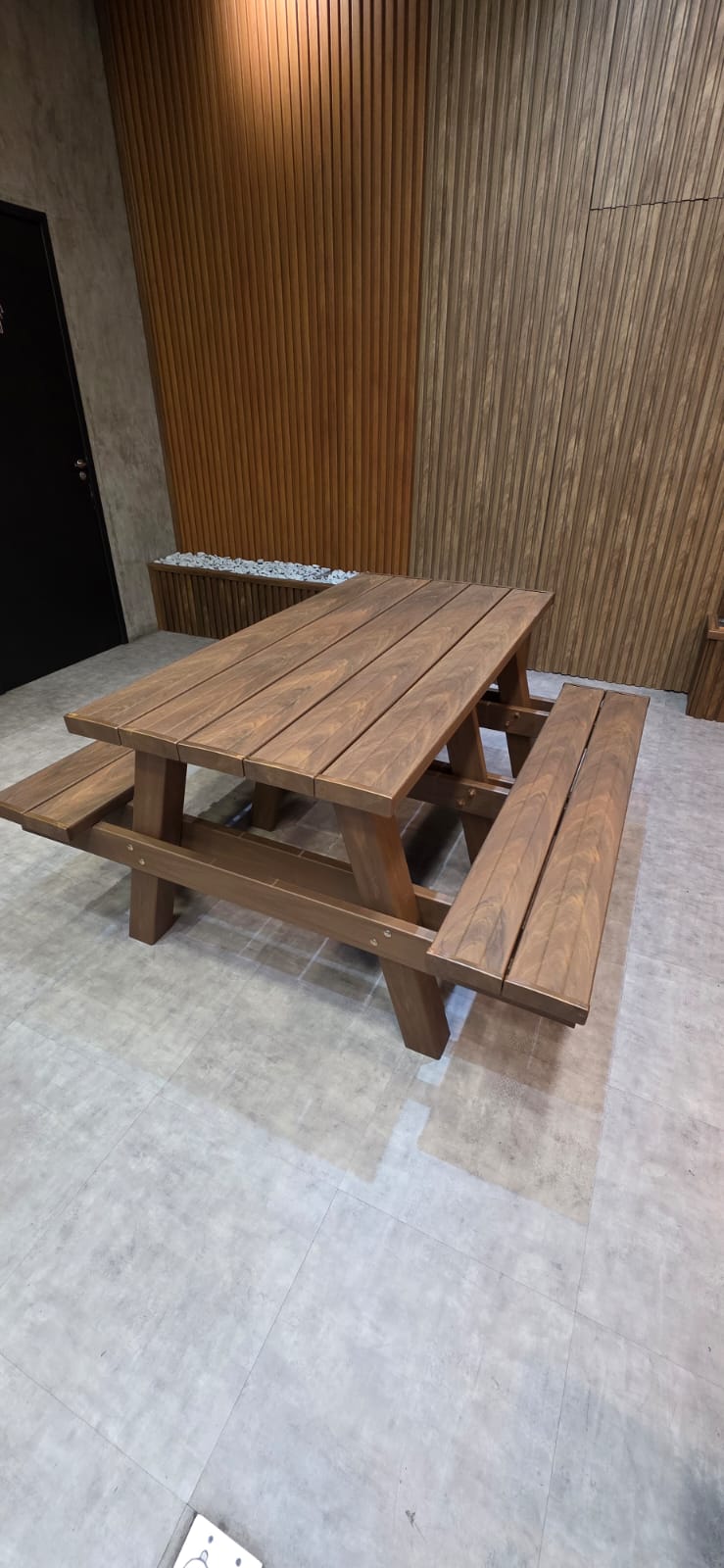 Mesa de piquenique em madeira plástica em ambiente interno